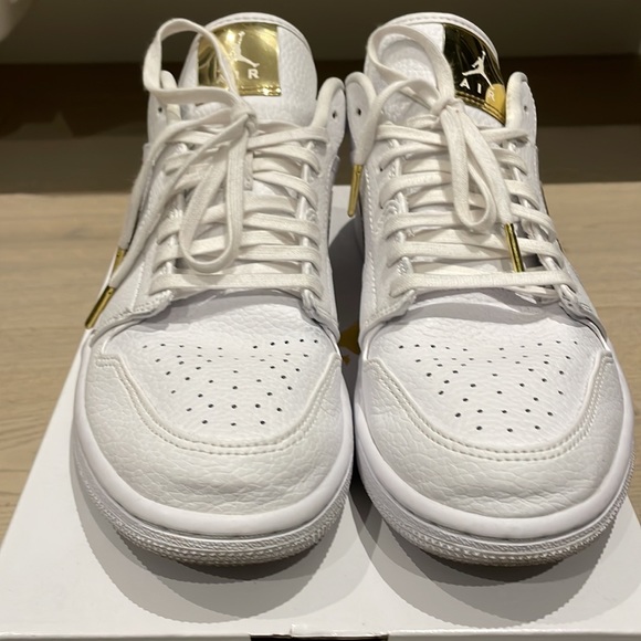 Wmns Air Jordan 1 Low SE white/metallic gold-white - Picture 2 of 5